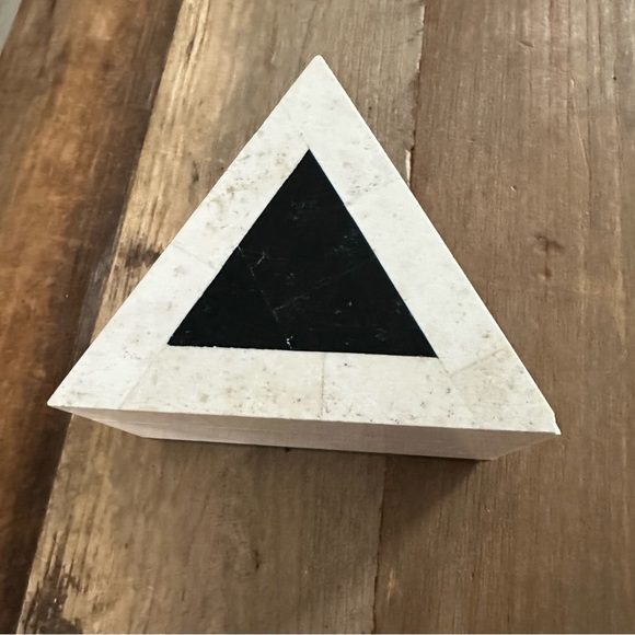 Friends & Co Marble Triangular Shaped Trinket Box Two Toned Made In Philippines - Picture 1 of 9